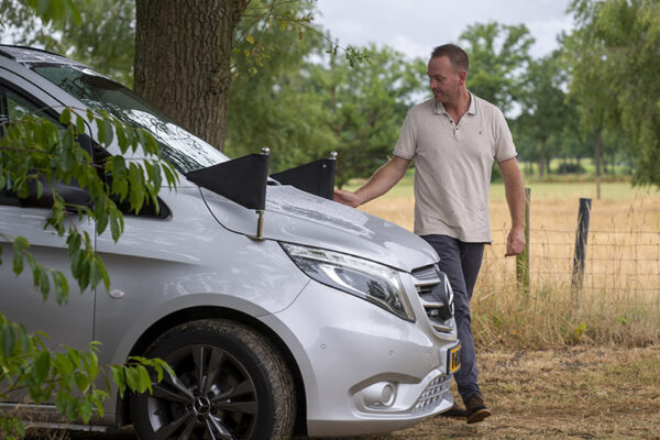 Luuk Assinck van Natuurlijk Gemis bij de rouwauto