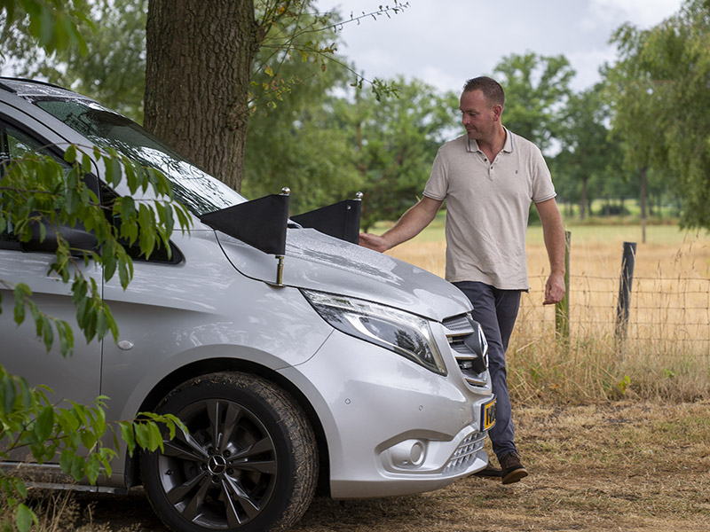 Luuk Assinck van Natuurlijk Gemis bij de rouwauto